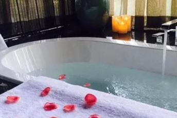 苏州水疗池中的失重冥想：当身体学会漂浮